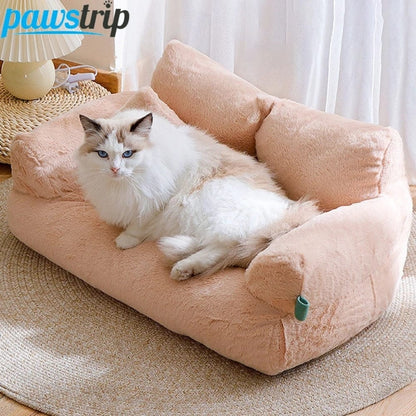 Coussin de chat en peluche rose, avec des rebords surélevés, posé sur un tapis rond dans un salon lumineux