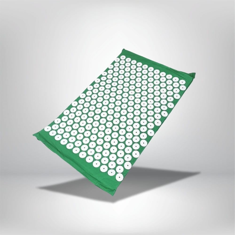 Coussin acupression vert avec de nombreux disques blancs, posé sur un fond neutre, idéal pour la détente