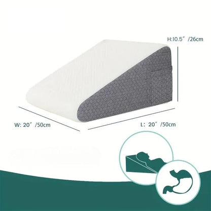 Coussin anti-reflux en mousse, de forme inclinée, avec une housse blanche et grise, posé sur un lit