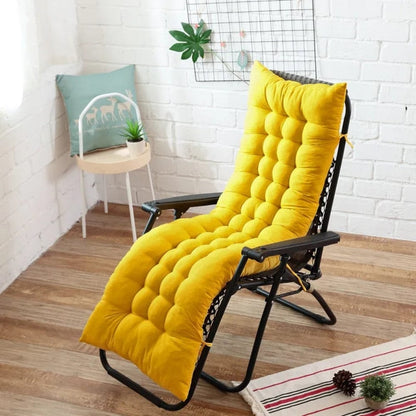 Coussin bain de soleil épais en velours jaune, posé sur un fauteuil relax noir dans un salon lumineux