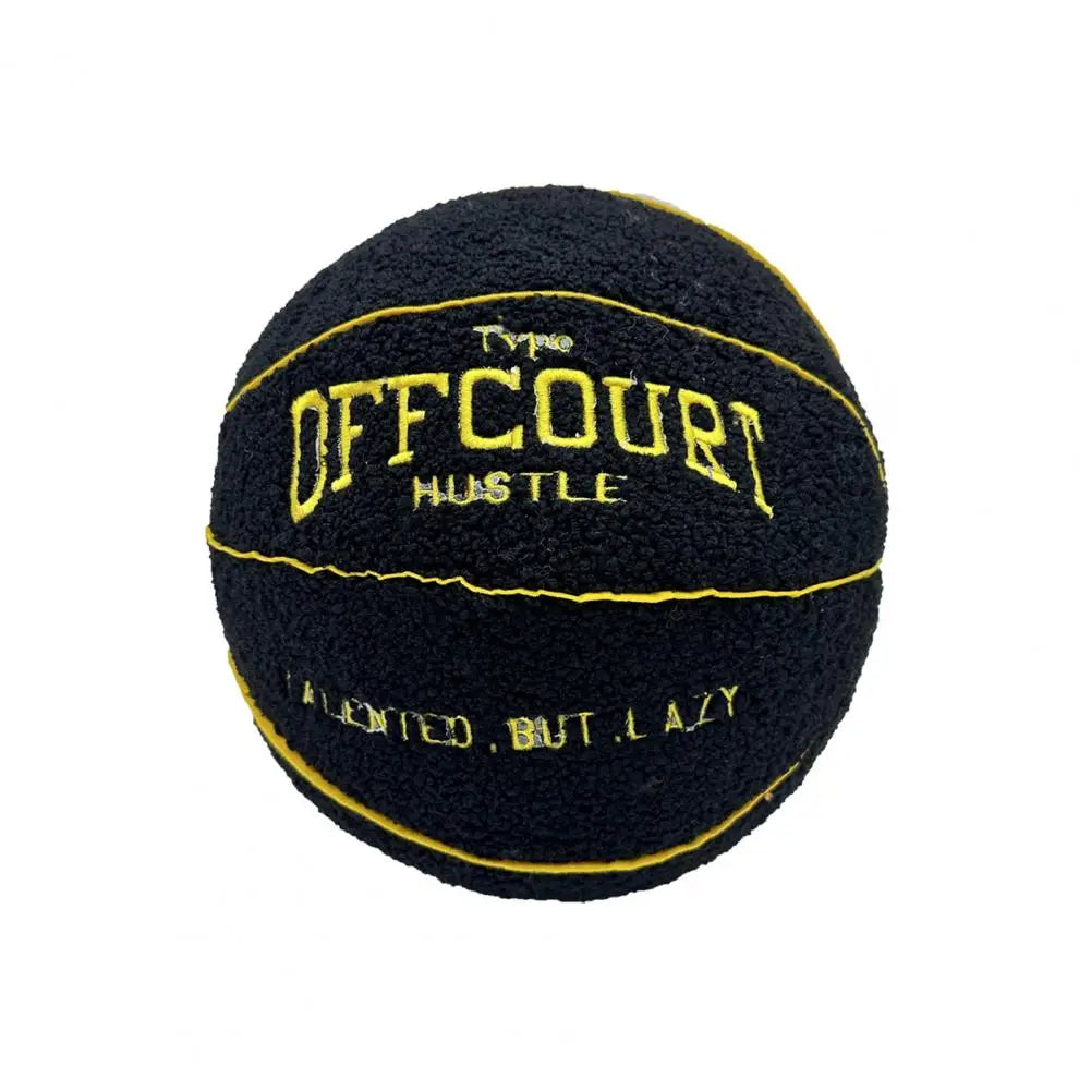 Coussin décoratif en forme de ballon de basket noir avec des motifs jaunes, idéal pour un salon moderne