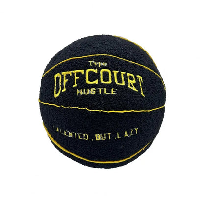 Coussin décoratif en forme de ballon de basket noir avec des motifs jaunes, idéal pour un salon moderne