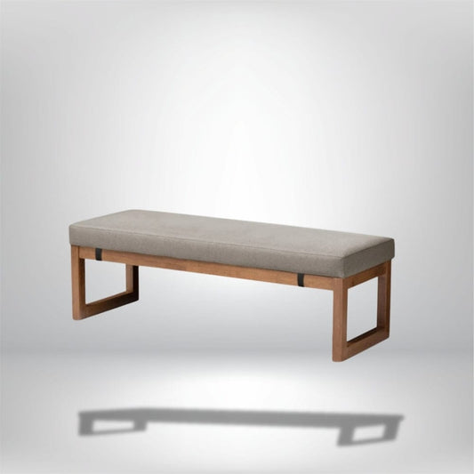 Coussin décoratif gris sur une banquette en bois, idéal pour un espace extérieur ou un jardin