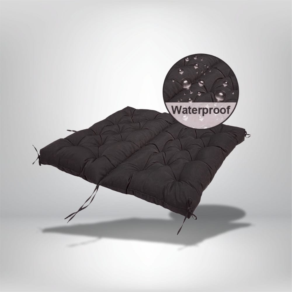 Coussin de banquette extérieur imperméable en tissu noir, rembourré avec un motif matelassé et des liens de fixation