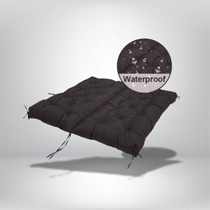 Coussin de banquette extérieur imperméable en tissu noir, rembourré avec un motif matelassé et des liens de fixation