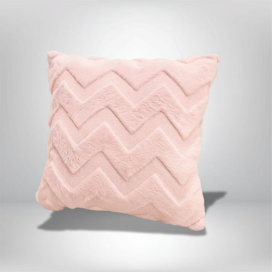 Coussin déco rose en velours avec motif chevrons, posé sur un fond neutre, idéal pour un canapé ou un lit
