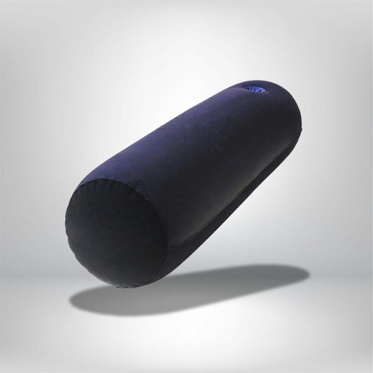 Coussin boudin en velours noir, posé sur un fond neutre, idéal pour la décoration de canapé ou de lit