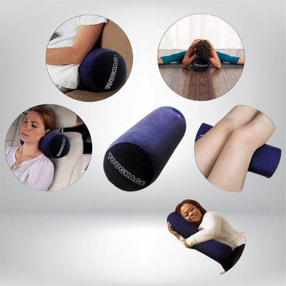 Coussin boudin en velours bleu foncé, posé sur un canapé, offrant confort et soutien pour le dos