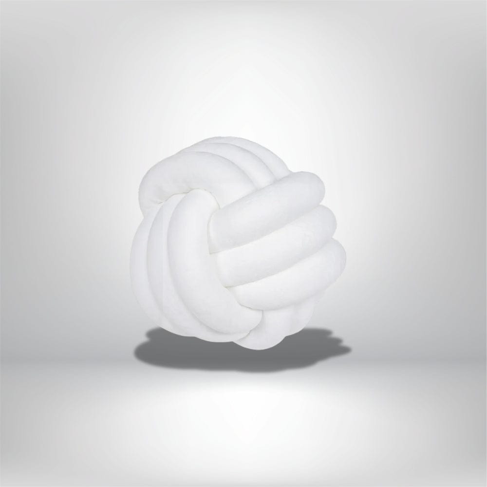 Coussin décoratif en forme de nœud, de couleur blanche, posé sur un fond neutre, idéal pour un salon moderne