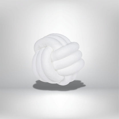 Coussin décoratif en forme de nœud, de couleur blanche, posé sur un fond neutre, idéal pour un salon moderne
