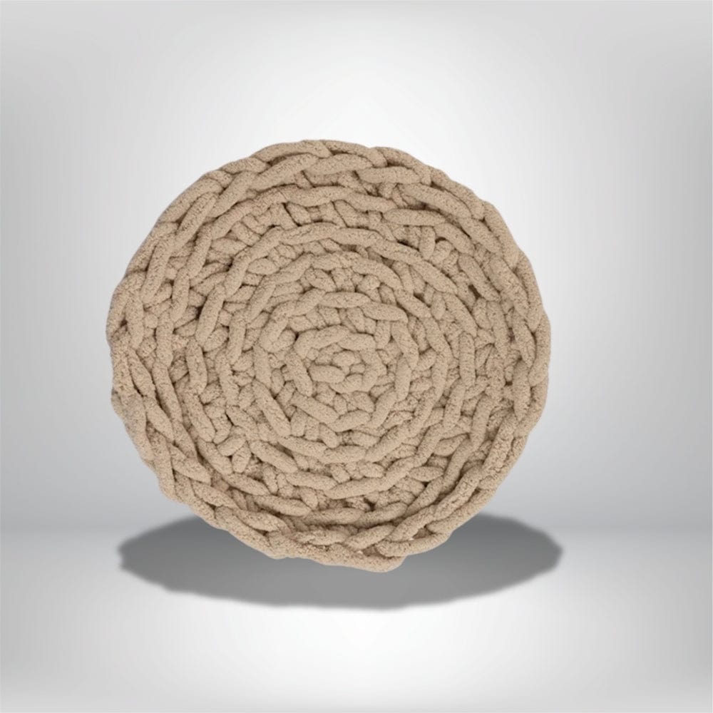 Coussin décoratif rond en matière douce beige, posé sur un fond neutre, idéal pour un canapé ou une chaise