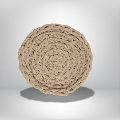 Coussin décoratif rond en matière douce beige, posé sur un fond neutre, idéal pour un canapé ou une chaise