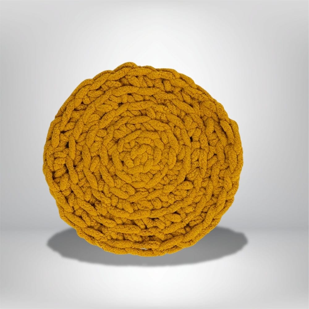 Coussin décoratif rond en tissu jaune, avec un motif tressé, posé sur un fond neutre