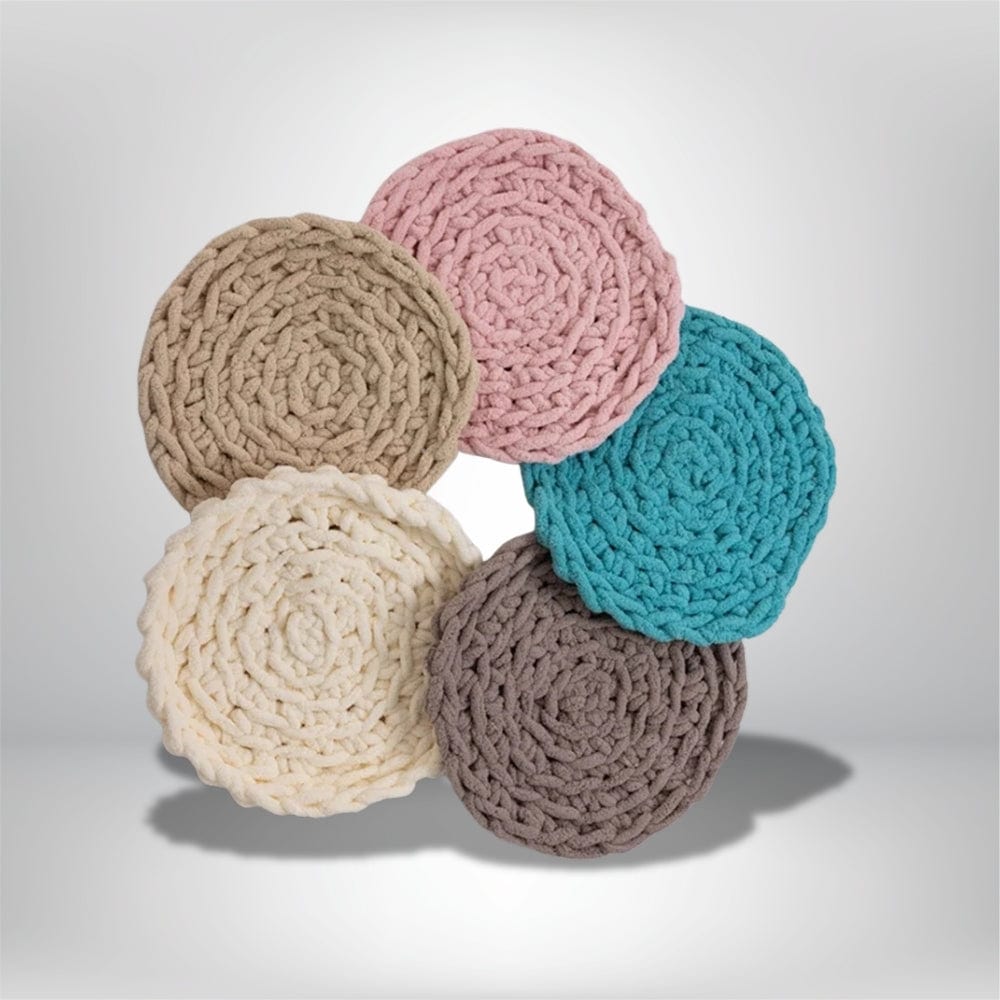 Coussins décoratifs ronds en matières tissées, dans des teintes pastel, sur un fond neutre