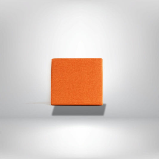 Coussin carré orange en tissu, parfait pour décorer un canapé ou une chaise dans un salon moderne