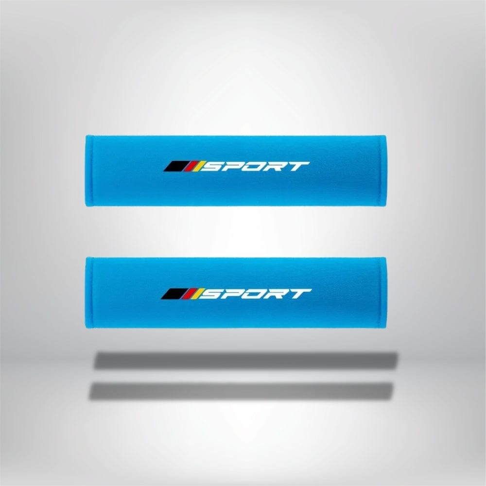 Coussins décoratifs de couleur bleu vif, en matière douce, posés sur une surface blanche