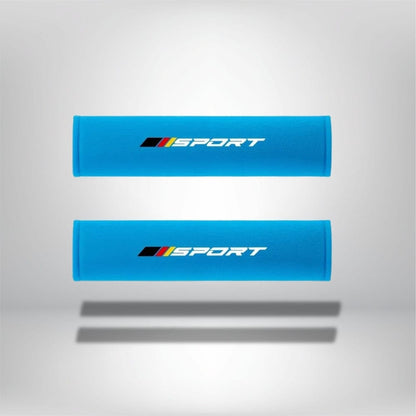 Coussins décoratifs de couleur bleu vif, en matière douce, posés sur une surface blanche