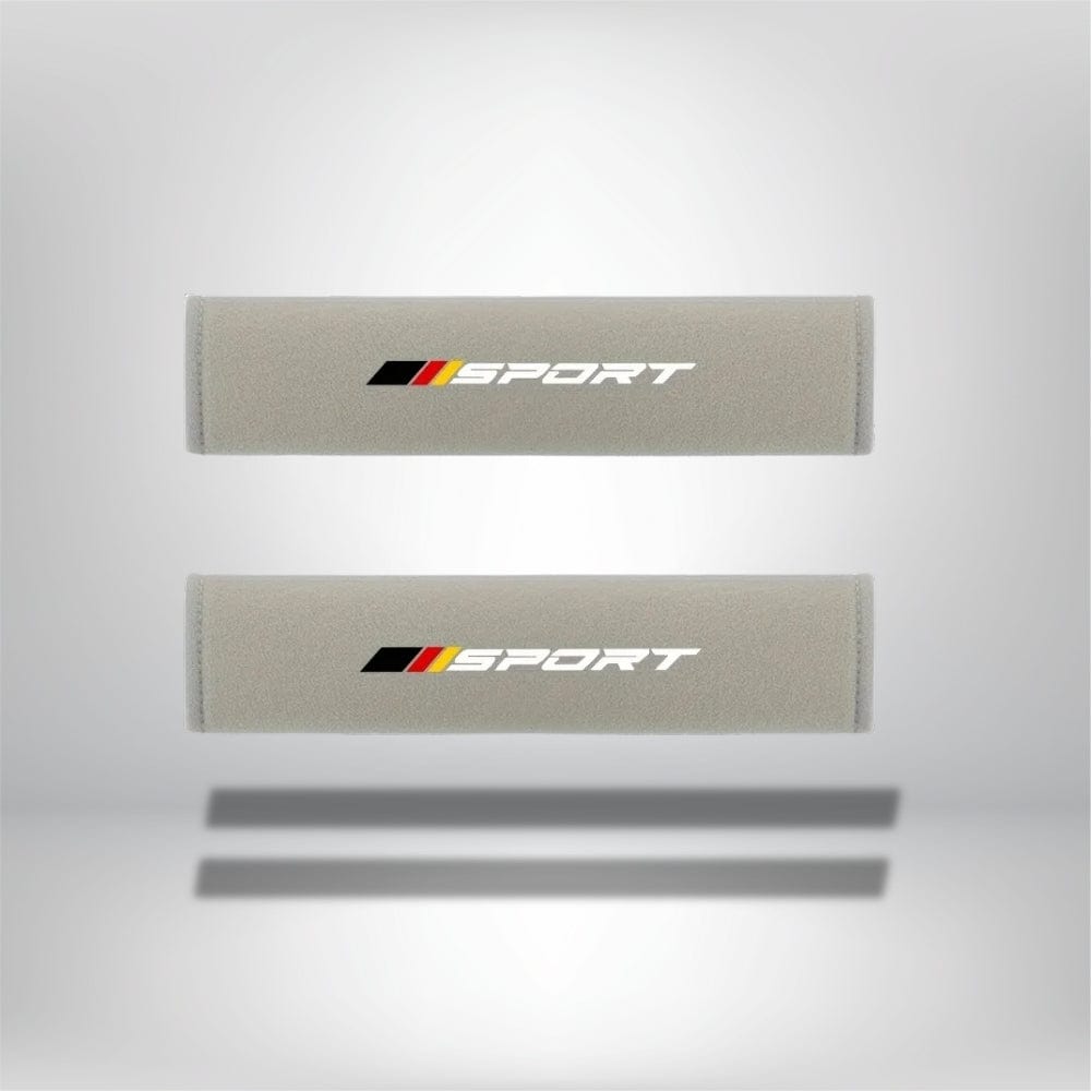 Coussins décoratifs en velours gris clair, adaptés pour ceinture de sécurité, sur fond neutre