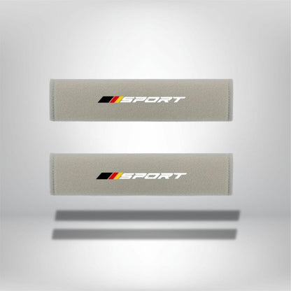 Coussins décoratifs en velours gris clair, adaptés pour ceinture de sécurité, sur fond neutre