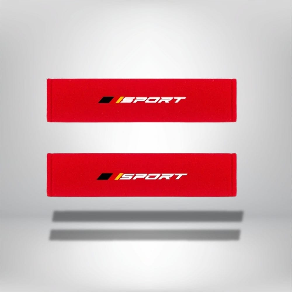 Coussins décoratifs rouges en tissu, affichant un logo noir et jaune, posés sur un fond neutre