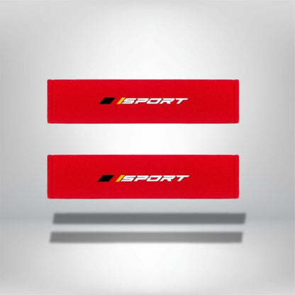 Coussins décoratifs rouges en tissu, affichant un logo noir et jaune, posés sur un fond neutre