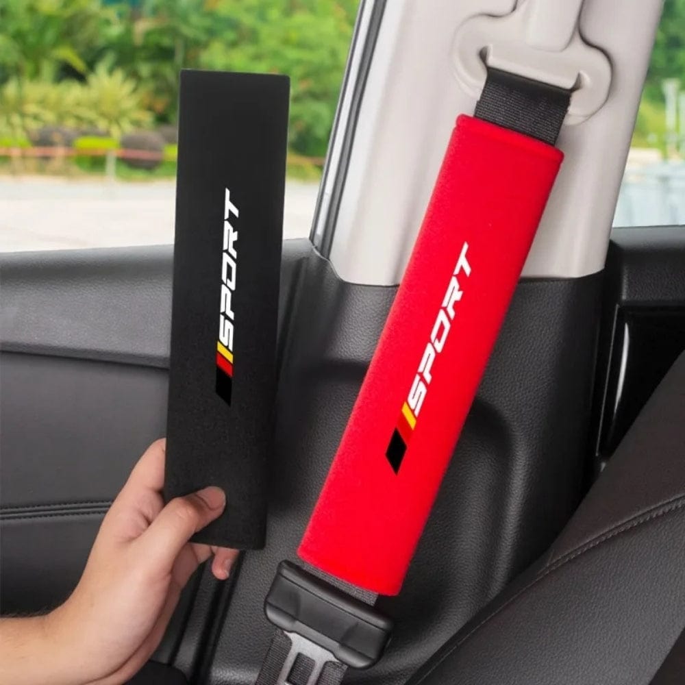 Coussins de ceinture de sécurité rouge et noir, décor sportif, installés dans un véhicule moderne