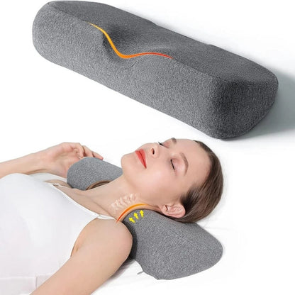 Coussin cervical ergonomique gris, posé sur un lit, offrant un soutien confortable pour la nuque et les épaules