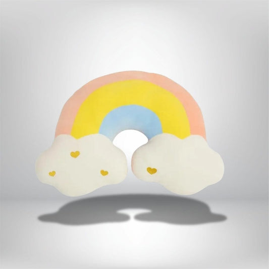 Coussin décoratif en forme d'arc-en-ciel pastel avec des nuages blancs et des cœurs dorés, idéal pour une chambre
