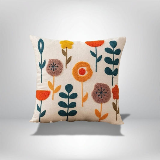 Coussin décoratif avec motifs floraux colorés sur fond beige, idéal pour un canapé ou une chaise