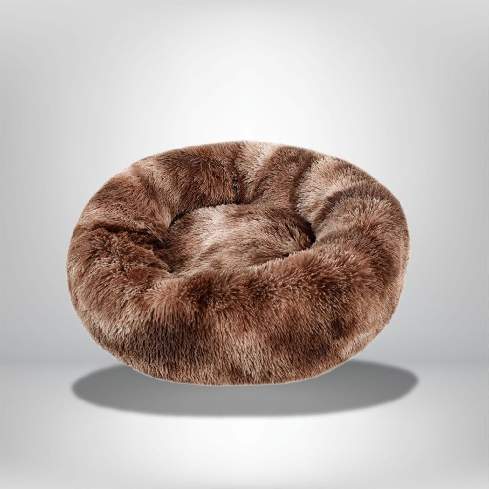 Coussin rond en fausse fourrure marron, idéal pour le confort d'un chien dans un salon ou une chambre