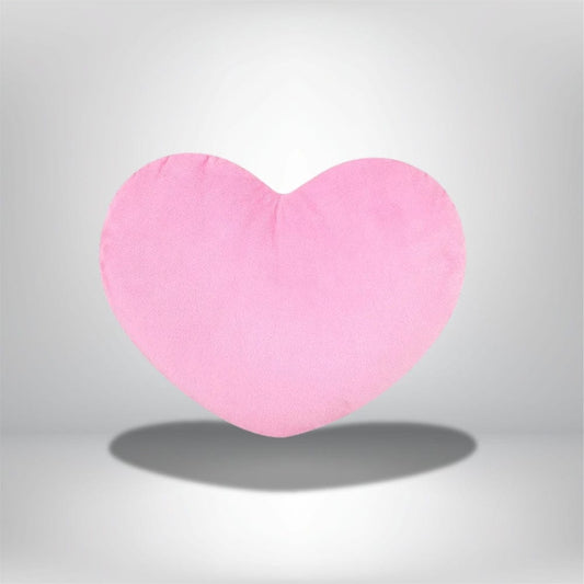 Coussin en forme de cœur, doux et rose, posé sur un fond neutre, idéal pour la décoration intérieure