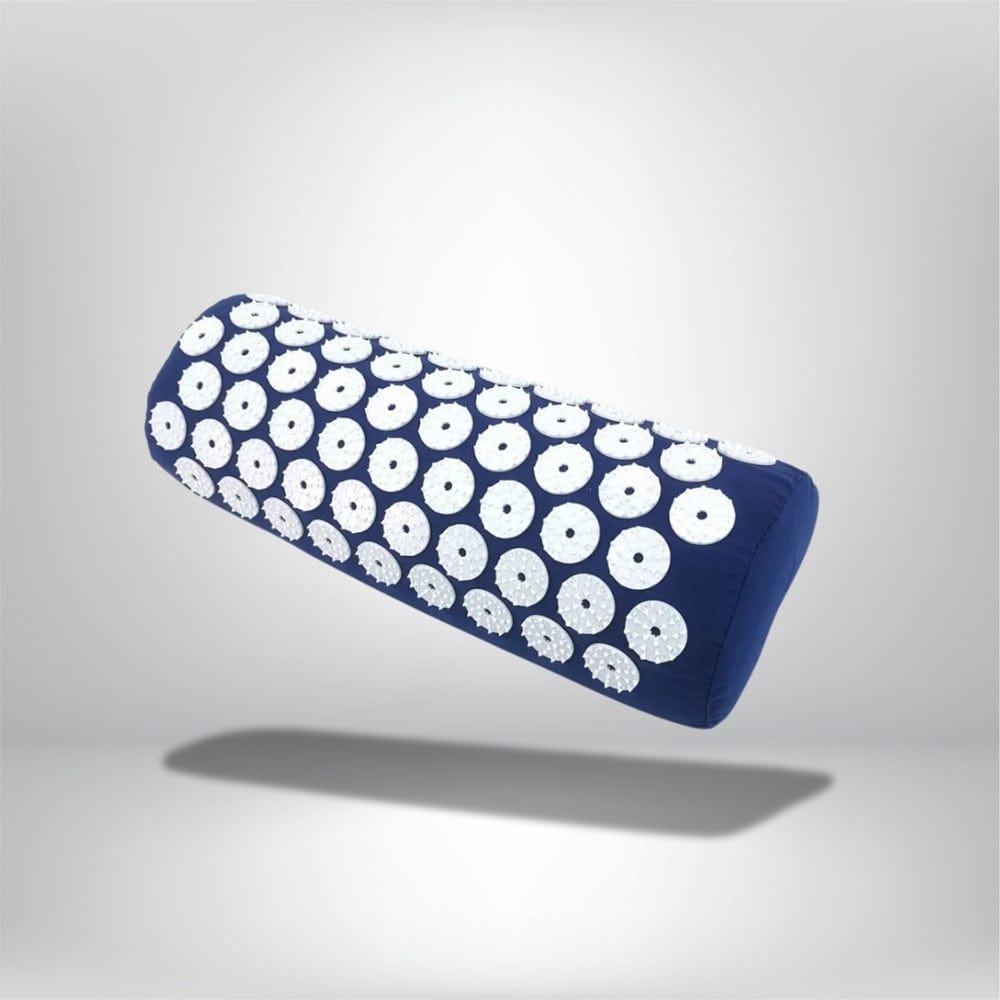 Coussin de forme allongée bleu marine avec motifs ronds blancs, posé sur un fond neutre