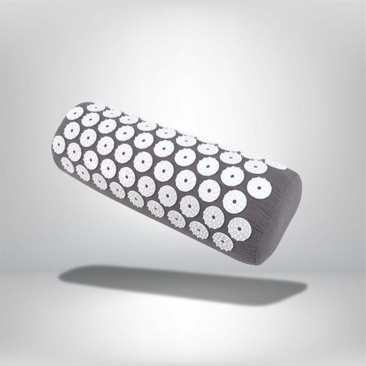 Coussin de décoration gris en forme allongée avec motifs ronds blancs, idéal pour un canapé ou un lit