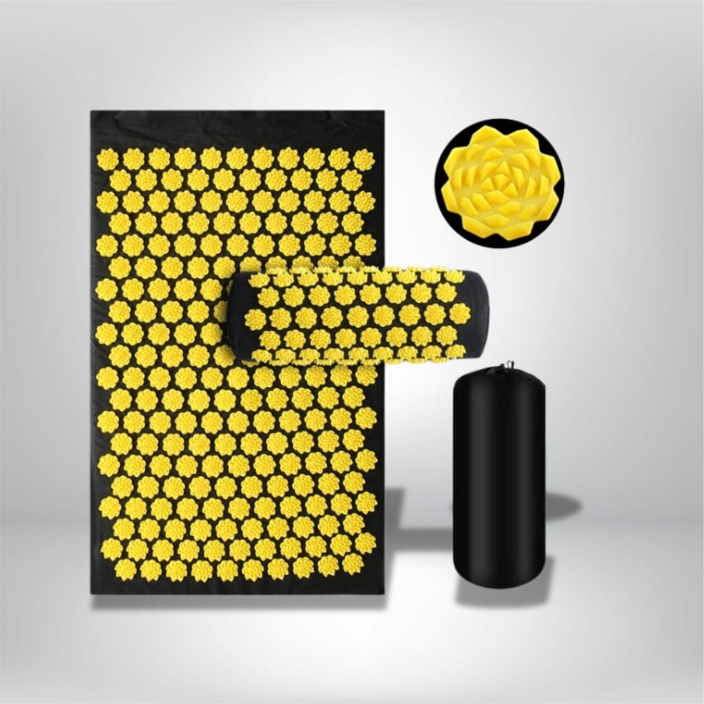 Coussin d'acupression noir avec motifs floraux jaunes, idéal pour un usage sur le sol ou un canapé