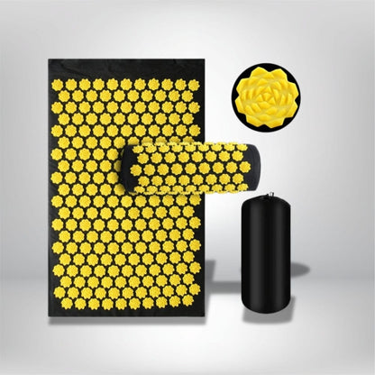 Coussin d'acupression noir avec motifs floraux jaunes, idéal pour un usage sur le sol ou un canapé