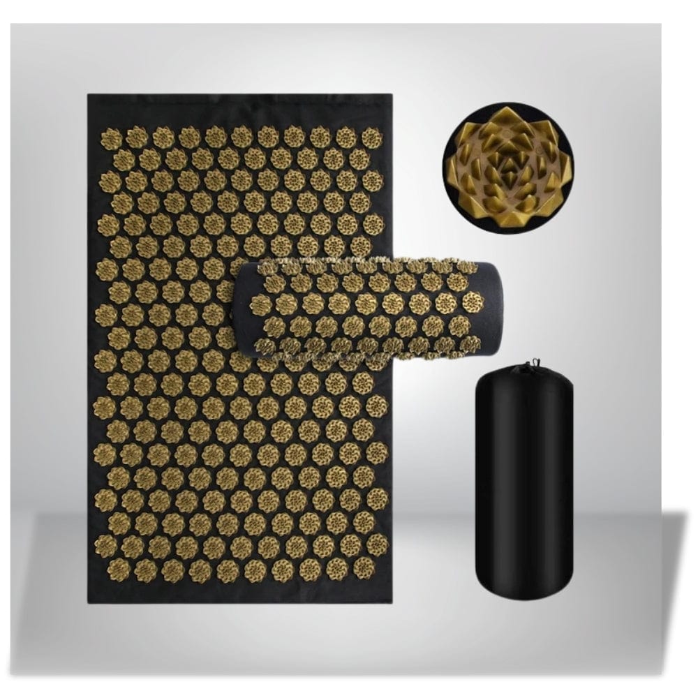 Coussin d'acupression noir avec motifs dorés, posé sur un fond neutre, idéal pour le bien-être et la détente