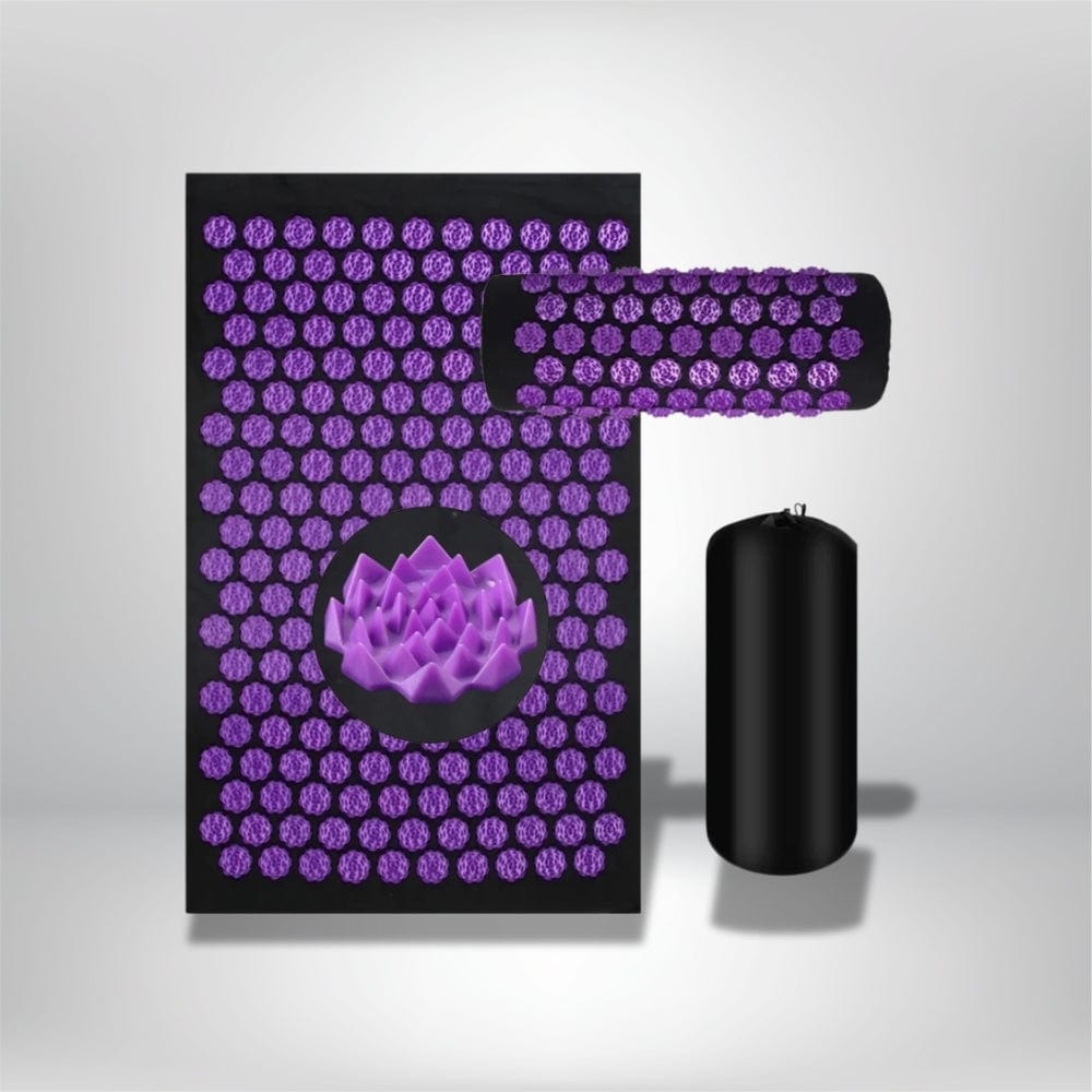 Coussin d'acupression noir avec motifs violets, idéal pour le bien-être, posé sur une surface neutre