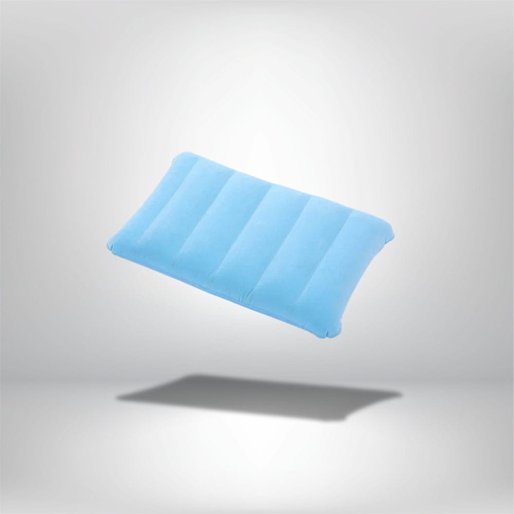 Coussin décoratif gonflable de couleur bleu clair, posé sur un fond neutre, idéal pour un canapé ou un lit