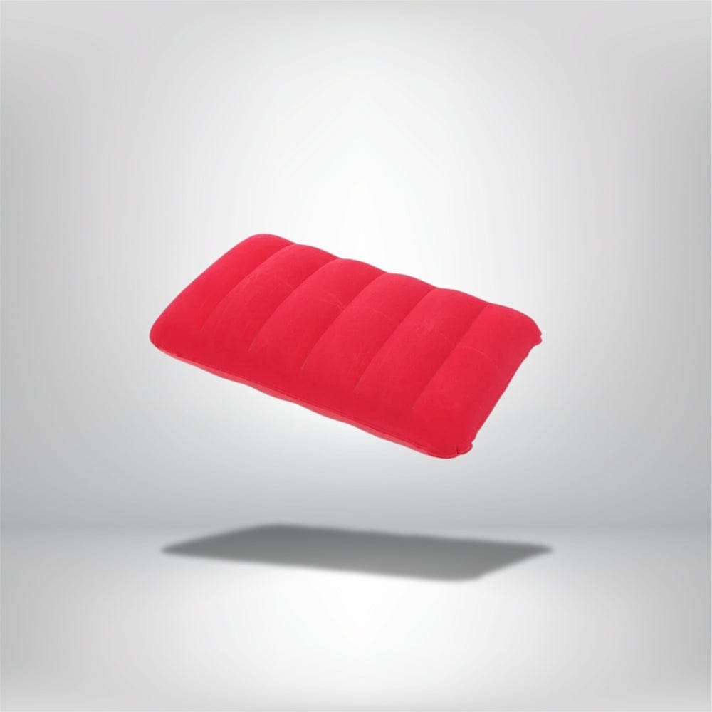 Coussin décoratif rouge en velours, légèrement rembourré, flottant au-dessus d'un fond neutre