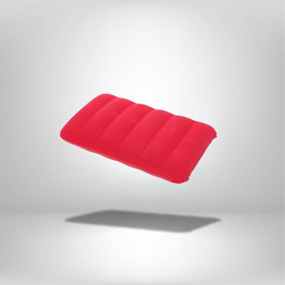 Coussin décoratif rouge en velours, légèrement rembourré, flottant au-dessus d'un fond neutre