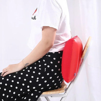 Coussin décoratif rouge en forme ovale, posé sur une chaise en bois, offrant un soutien lombaire