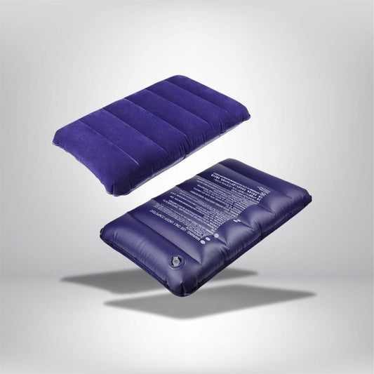 Coussin décoratif gonflable de couleur violette, avec un design lisse et des coutures horizontales, posé sur un fond neutre