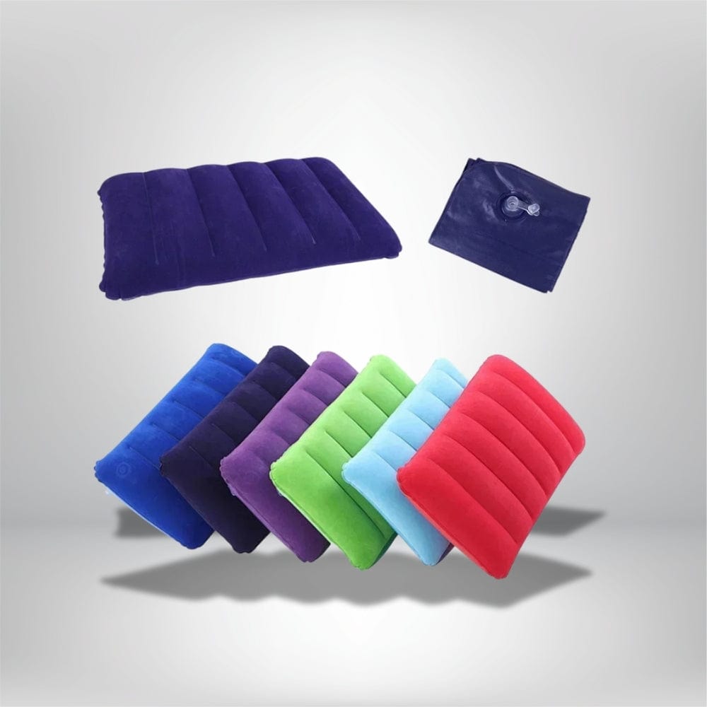 Coussins décoratifs en velours de différentes couleurs, disposés sur un fond neutre, idéaux pour un canapé ou un lit