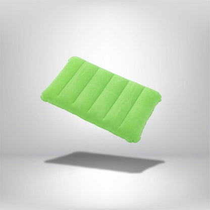 Coussin décoratif gonflable de couleur verte, avec des lignes horizontales, posé sur un fond neutre