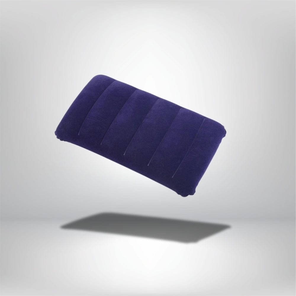 Coussin décoratif en velours violet, forme rectangulaire avec des coutures, flottant sur un fond neutre