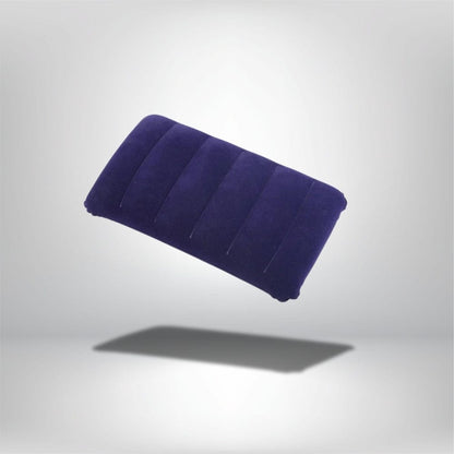 Coussin décoratif en velours violet, forme rectangulaire avec des coutures, flottant sur un fond neutre