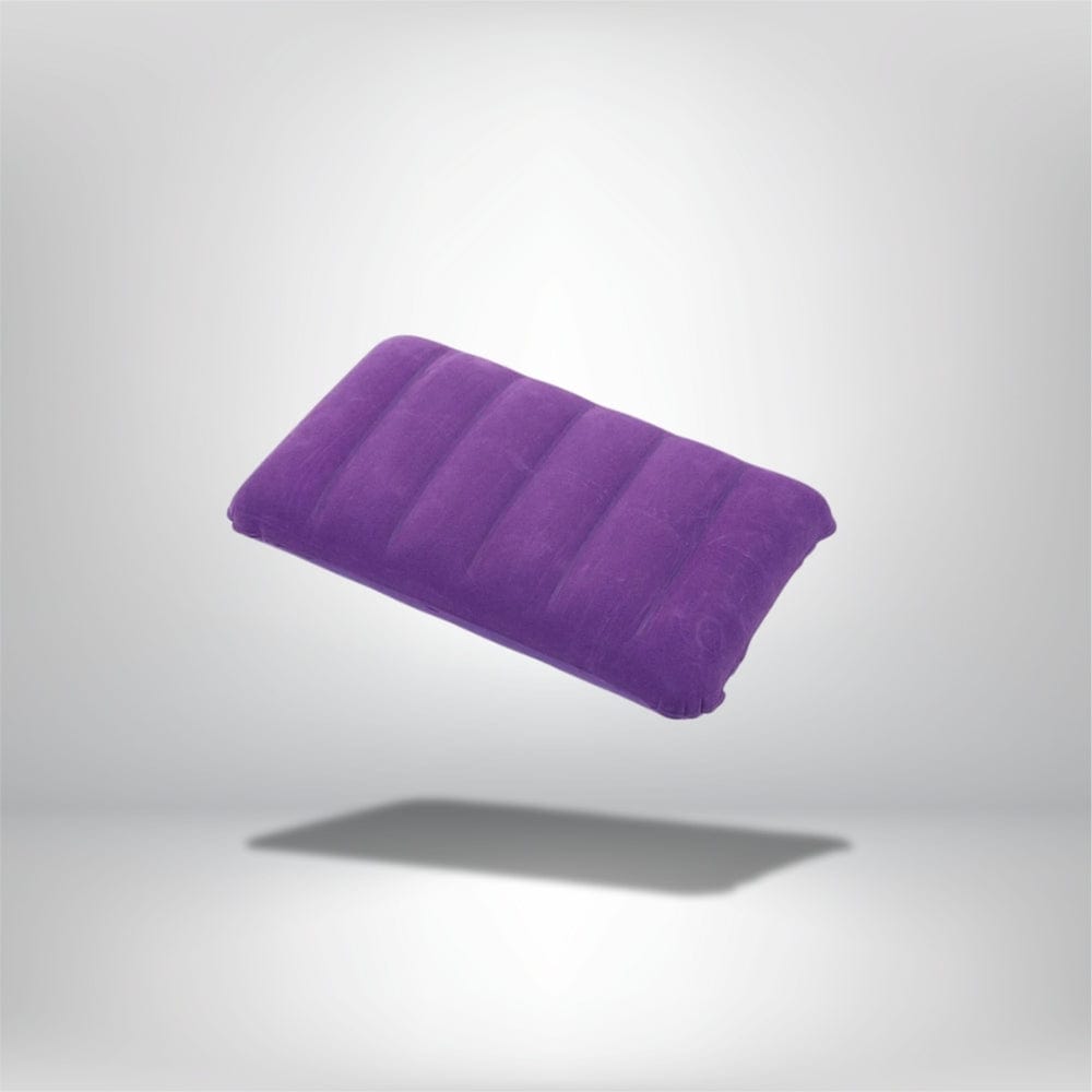 Coussin décoratif en velours violet, légèrement rembourré, posé en suspension sur fond neutre