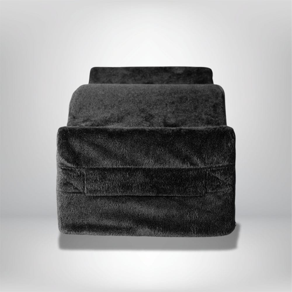 Coussin ergonomique noir en velours, posé sur une surface neutre, idéal pour le confort sur un canapé
