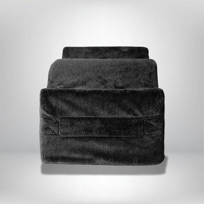 Coussin ergonomique noir en velours, posé sur une surface neutre, idéal pour le confort sur un canapé