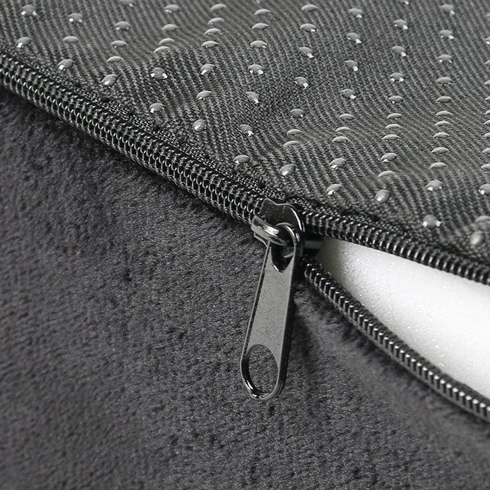 Coussin décoratif noir avec texture douce et zip, idéal pour un canapé ou une chaise moderne